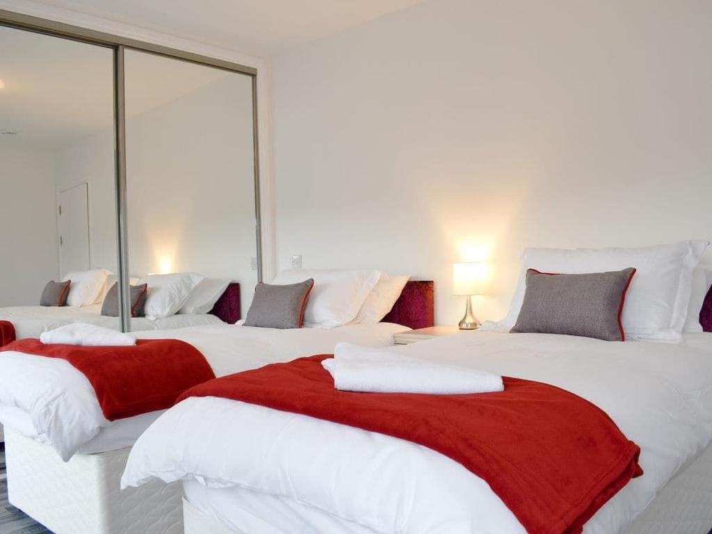 Courtyard Holiday Apartments Inverkeithing Bagian luar foto